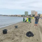 Operarios trabajando en la playa de Levante Operarios trabajando en la playa de Levante