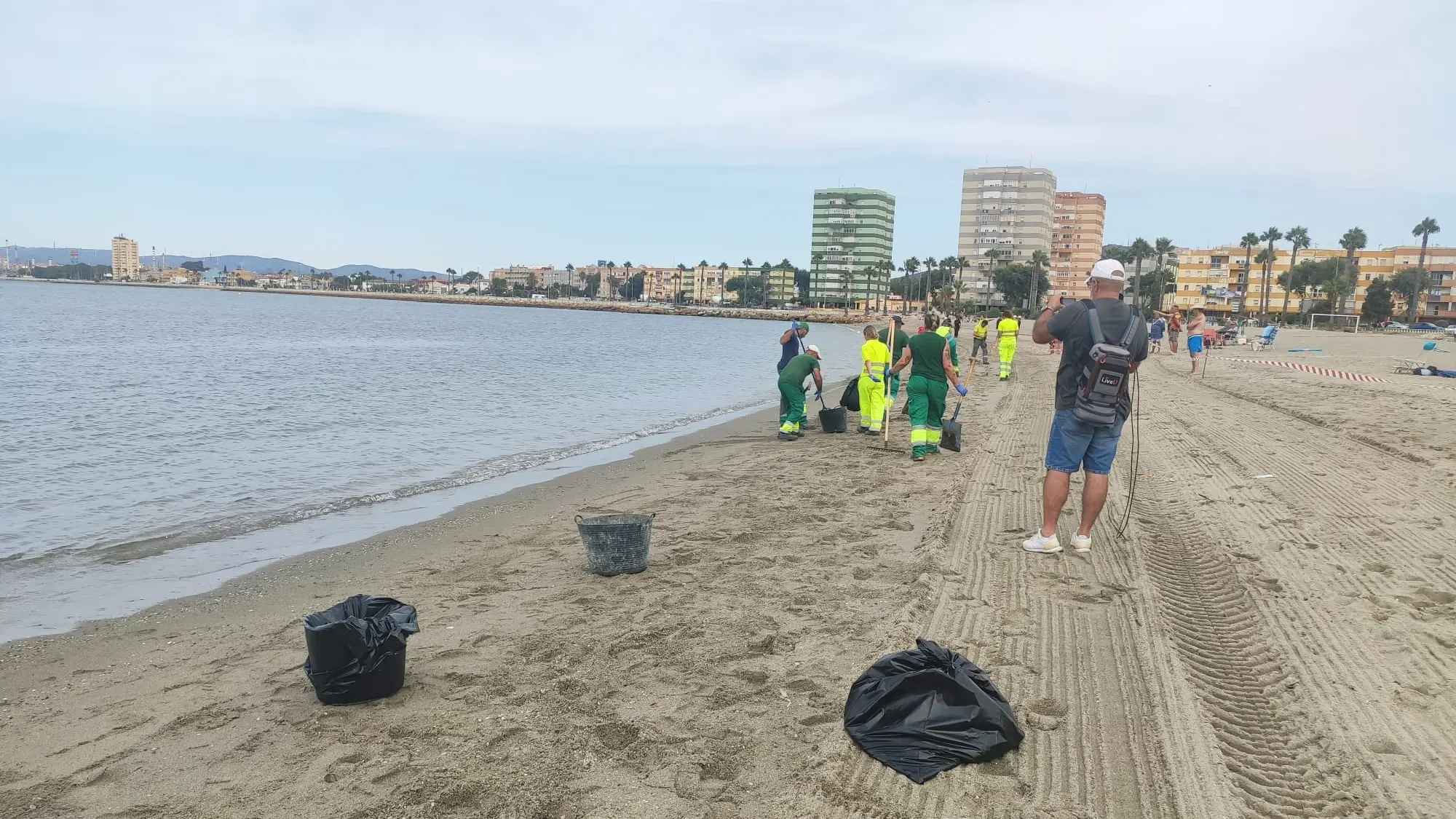 Operarios trabajando en la playa de Levante Operarios trabajando en la playa de Levante