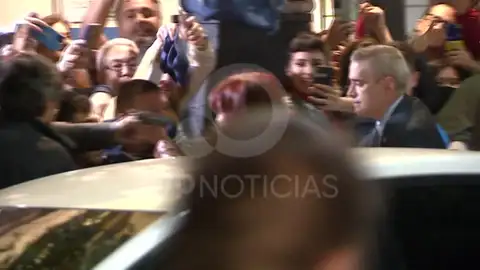 Momento en el que un individuo apunta con una pistola a la cabeza de Cristina Fernández de Kirchner