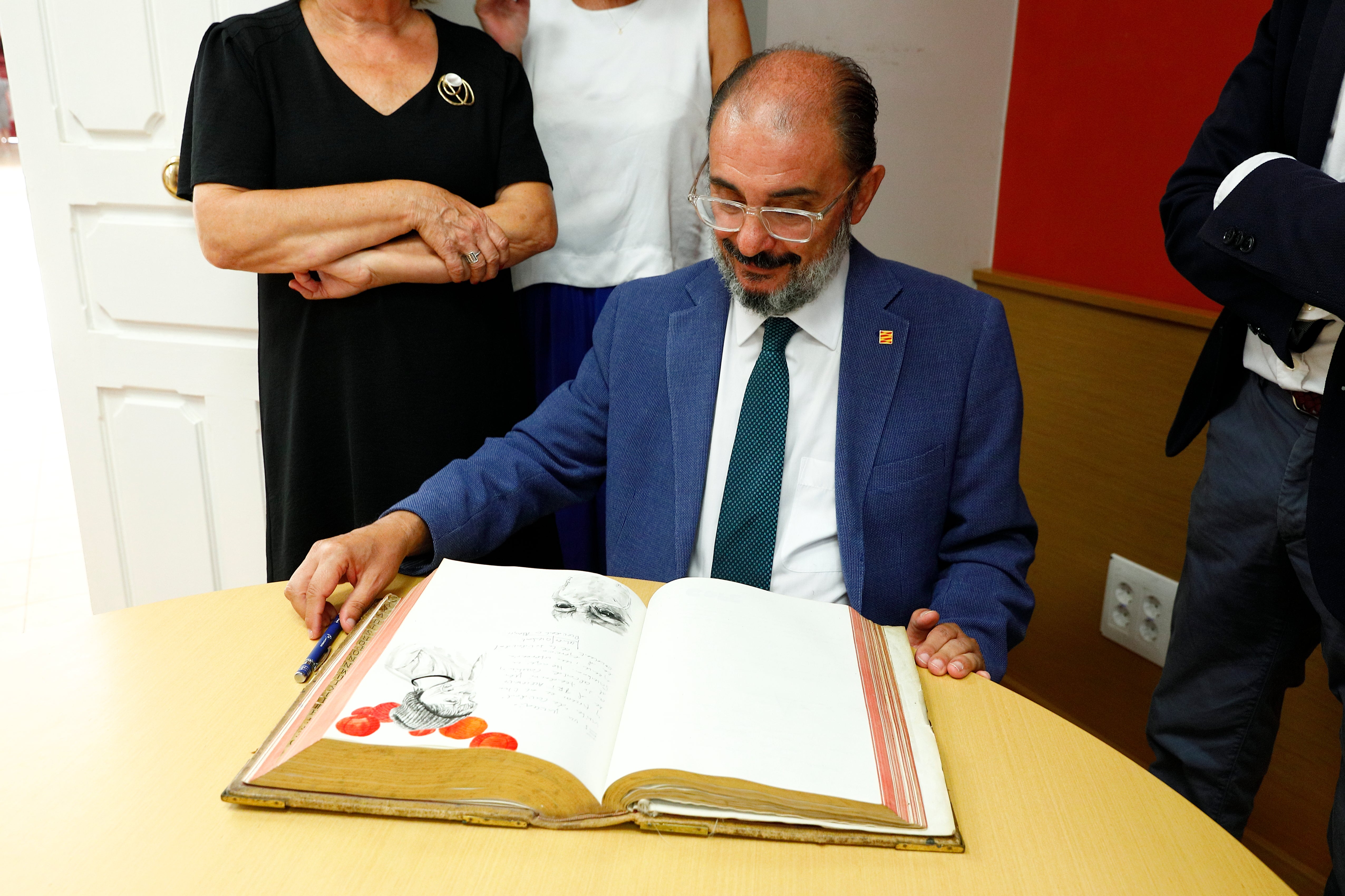 Lambán celebra la rebaja del IVA y reabre el debate sobre explotar nuestro subsuelo Lambán celebra la rebaja del IVA y reabre el debate sobre explotar nuestro subsuelo