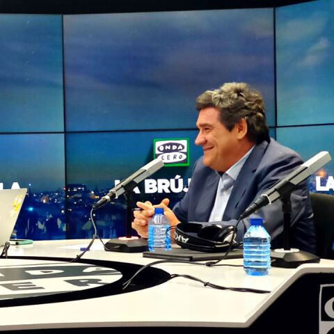 El ministro Jos&eacute; Luis Escriv&aacute; junto al director de 'La br&uacute;jula' Rafa Latorre