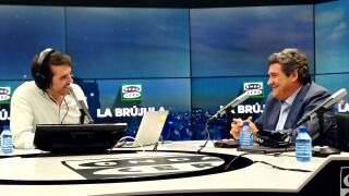 El ministro Jos&eacute; Luis Escriv&aacute; junto al director de 'La br&uacute;jula' Rafa Latorre