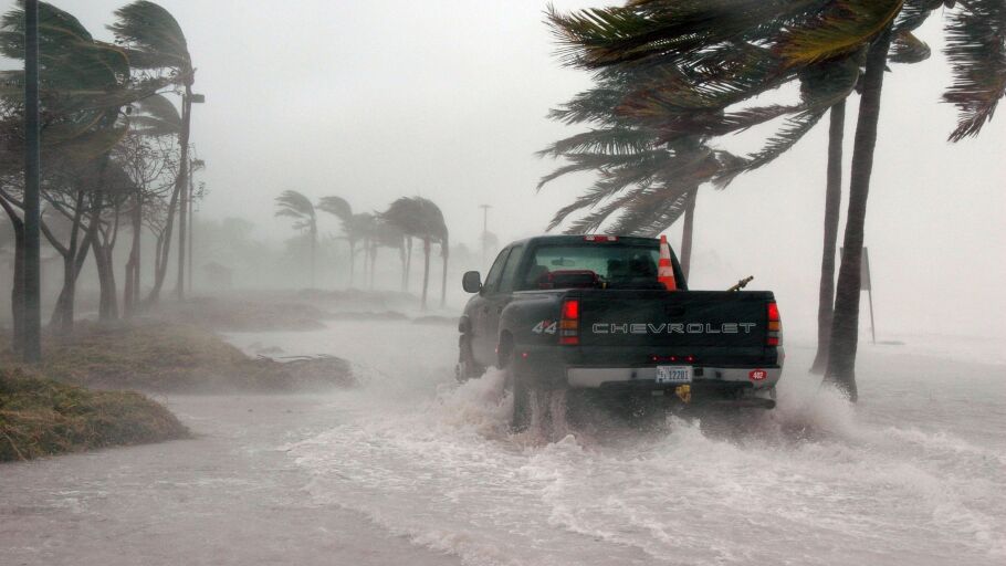 Un coche atraviesa una carretera inundada por el paso de un hurac&aacute;n en Cayo Hueso, Florida/ Pixabay