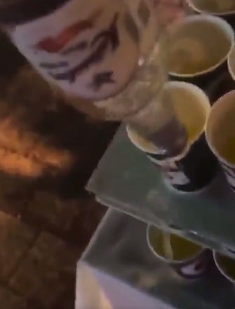 Denunciado por verter ron en los vasos del avituallamiento de un maratón al grito de "mañana van a estar a tope" Denunciado por verter ron en los vasos del avituallamiento de un maratón al grito de "mañana van a estar a tope"