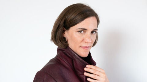La directora Carla Sim&oacute;n posa para la fot&oacute;grafa Brigitte Lacombe en la Mostra de Venecia 2022