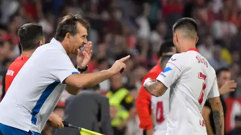 Julen Lopetegui habla con Suso durante el partido contra el Barça Tertulia ¿Debería dimitir Lopetegui?