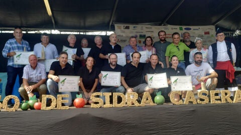 Organizadores y autoridades junto con los ganadores y premiados