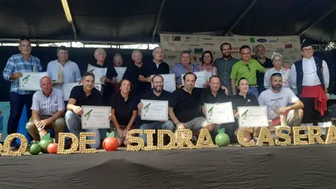 Organizadores y autoridades junto con los ganadores y premiados Organizadores y autoridades junto con los ganadores y premiados