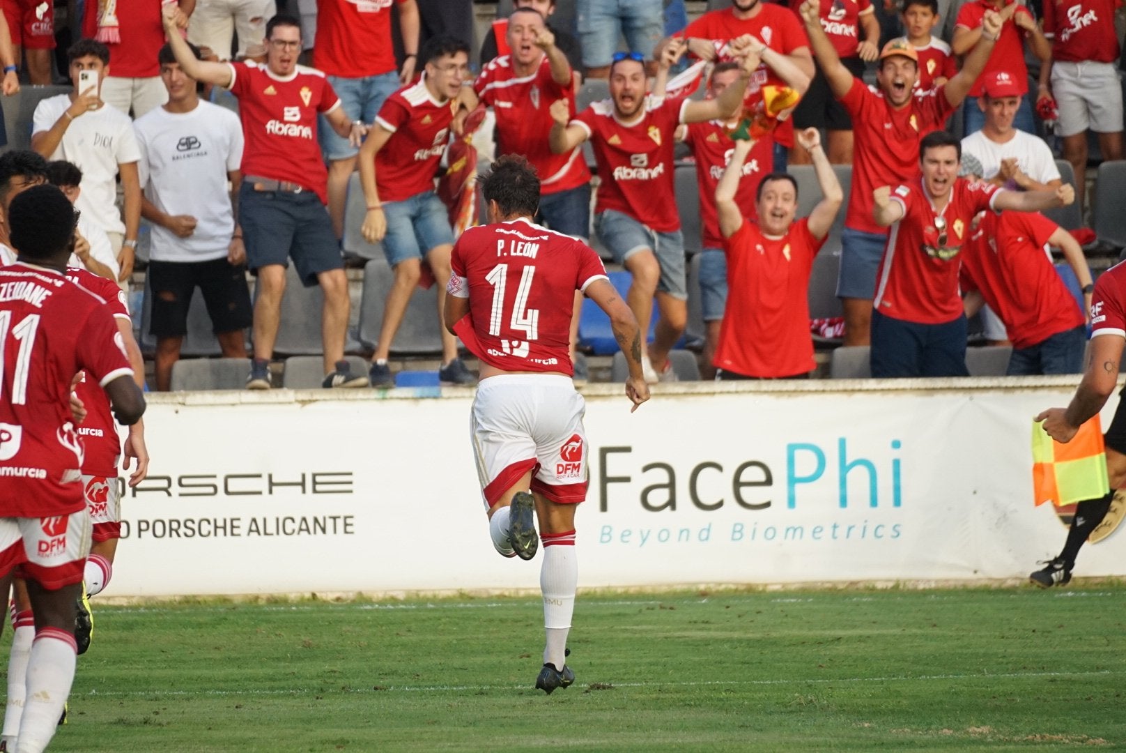 El Real Murcia gana en Alicante y "recupera su grandeza" El Real Murcia gana en Alicante y "recupera su grandeza"