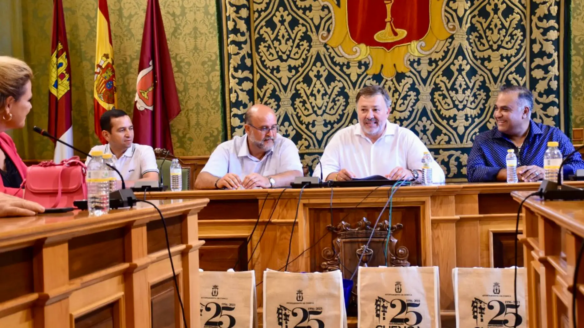El alcalde de Cuenca, Darío Dolz, con representantes de la empresa en su visita a Cuenca el pasado mes de agosto 
