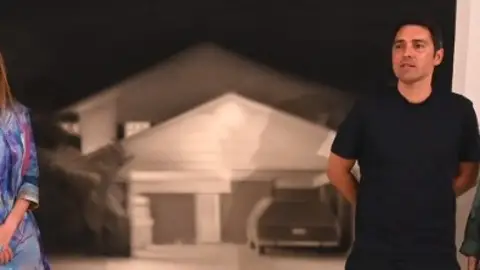 El autor junto a la obra premiada El autor junto a la obra premiada