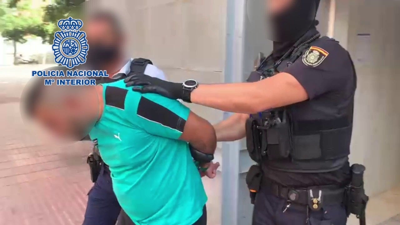 Un individuo simula un atropello en Alicante y roba el reloj del conductor que le auxiliaba Un individuo simula un atropello en Alicante y roba el reloj del conductor que le auxiliaba