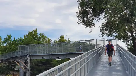 Pasarela peatonal de la calle Escudo de Alcalá de Henares Tras tres meses de obras, reabre el paso peatonal sobre las vías del tren de la calle Escudo de Alcalá de Henares