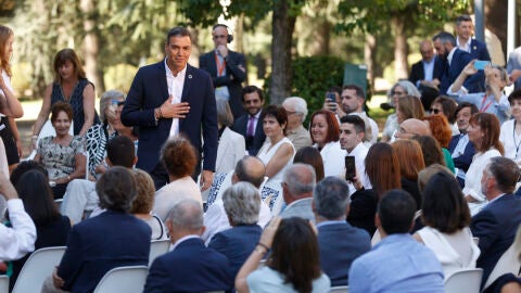 El presidente del Gobierno, Pedro S&aacute;nchez, durante el recibimiento a varios ciudadanos en La Moncloa 