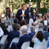 El presidente del Gobierno, Pedro Sánchez, durante el recibimiento a varios ciudadanos en La Moncloa  