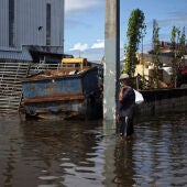 Fotografía de archivo de un hombre que camina por una calle inundada debido a las intensas lluvias registradas en Cataño, Puerto Rico