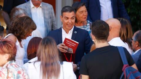 Pedro S&aacute;nchez durante un acto con diferentes ciudadanos en Moncloa