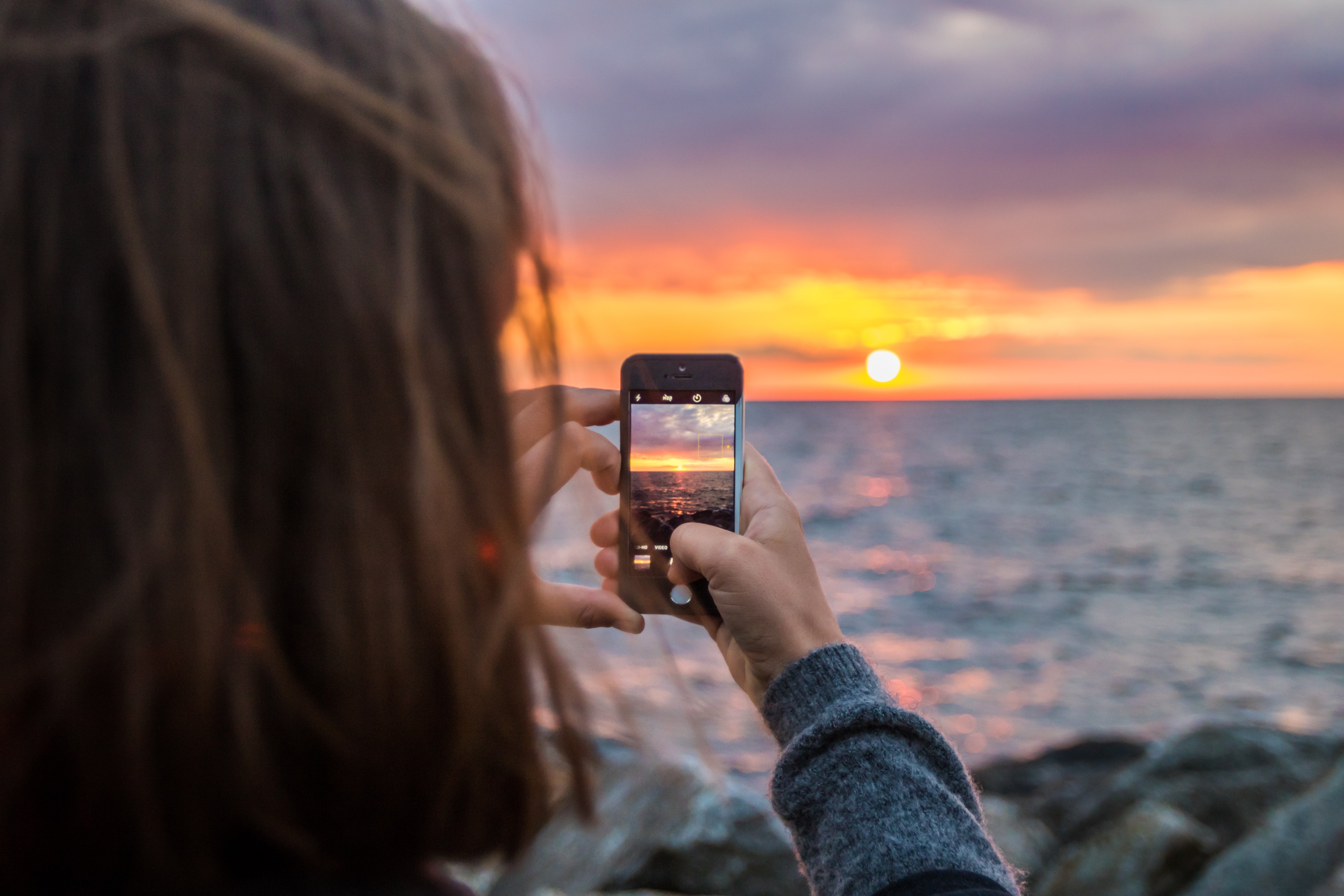 Qué es el síndrome FOMO: síntomas y cómo puede afectar a tu vida social Qué es el síndrome FOMO: síntomas y cómo puede afectar a tu vida social