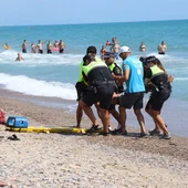 La víctima de 79 años fue rescatada al mediodía tras ser avistada por un surfista La víctima de 79 años fue rescatada al mediodía tras ser avistada por un surfista