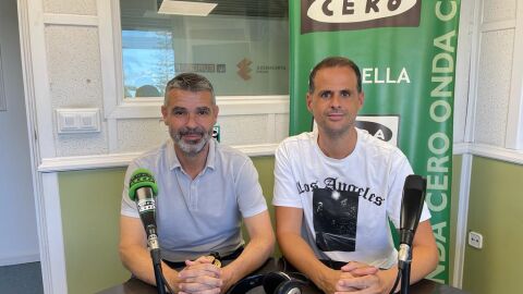 Jos&eacute; Bernal en el estudio de Onda Cero Marbella junto al periodista Julio Rodr&iacute;guez