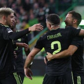 Los jugadores del Real Madrid celebran un gol en Celtic Park