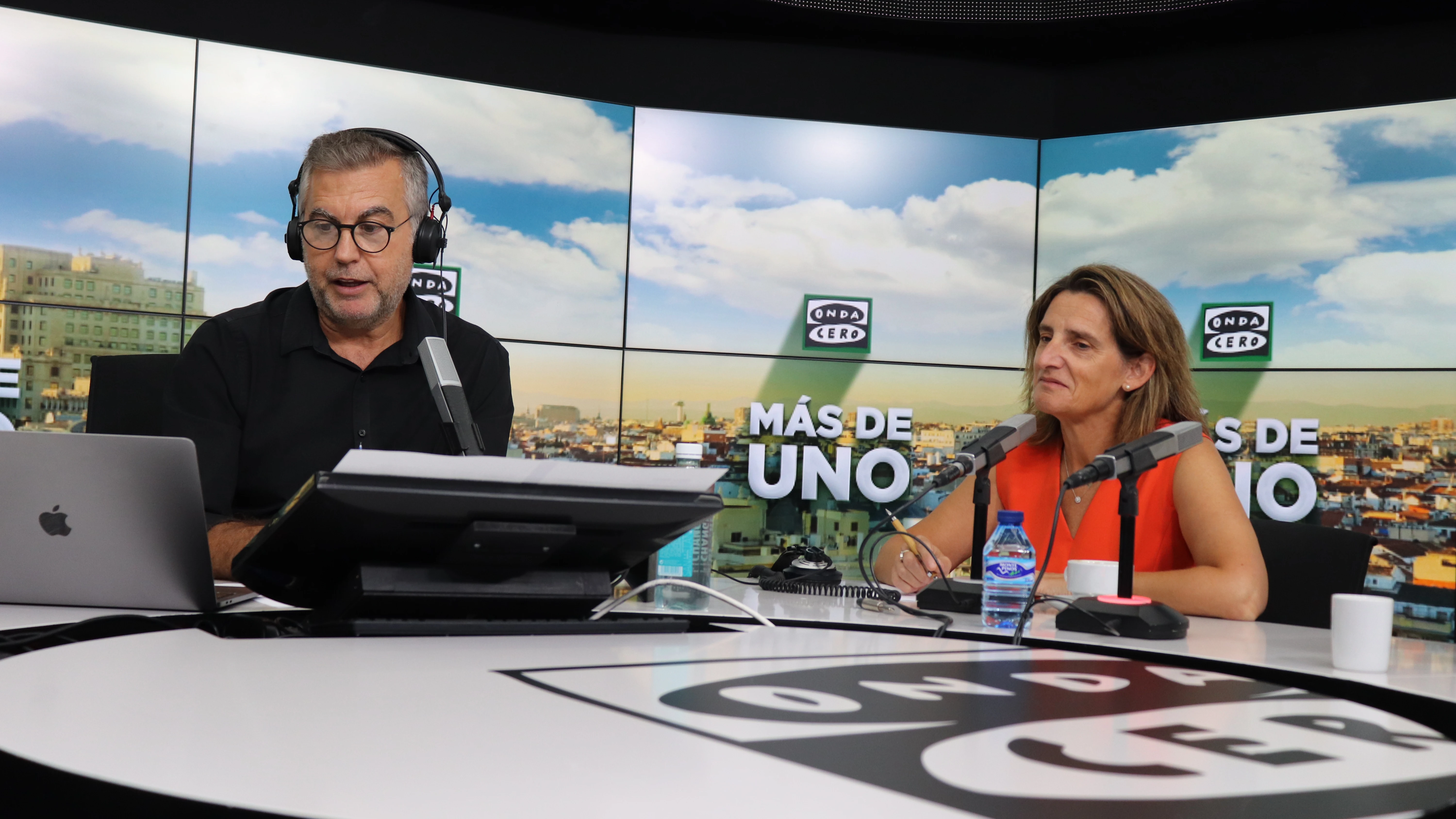 Teresa Ribera, en el estudio con Alsina en 'Más de uno'. Teresa Ribera, en el estudio con Alsina en 'Más de uno'.