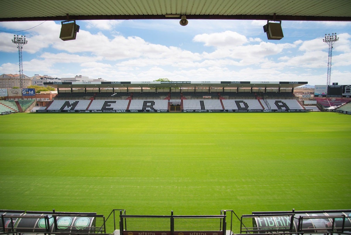 El romano ya luce su nuevo césped El romano ya luce su nuevo césped