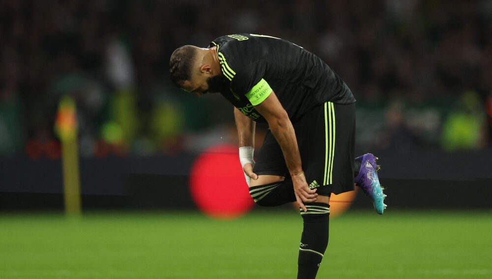 Karim Benzema se duele de su rodilla derecha en Celtic Park