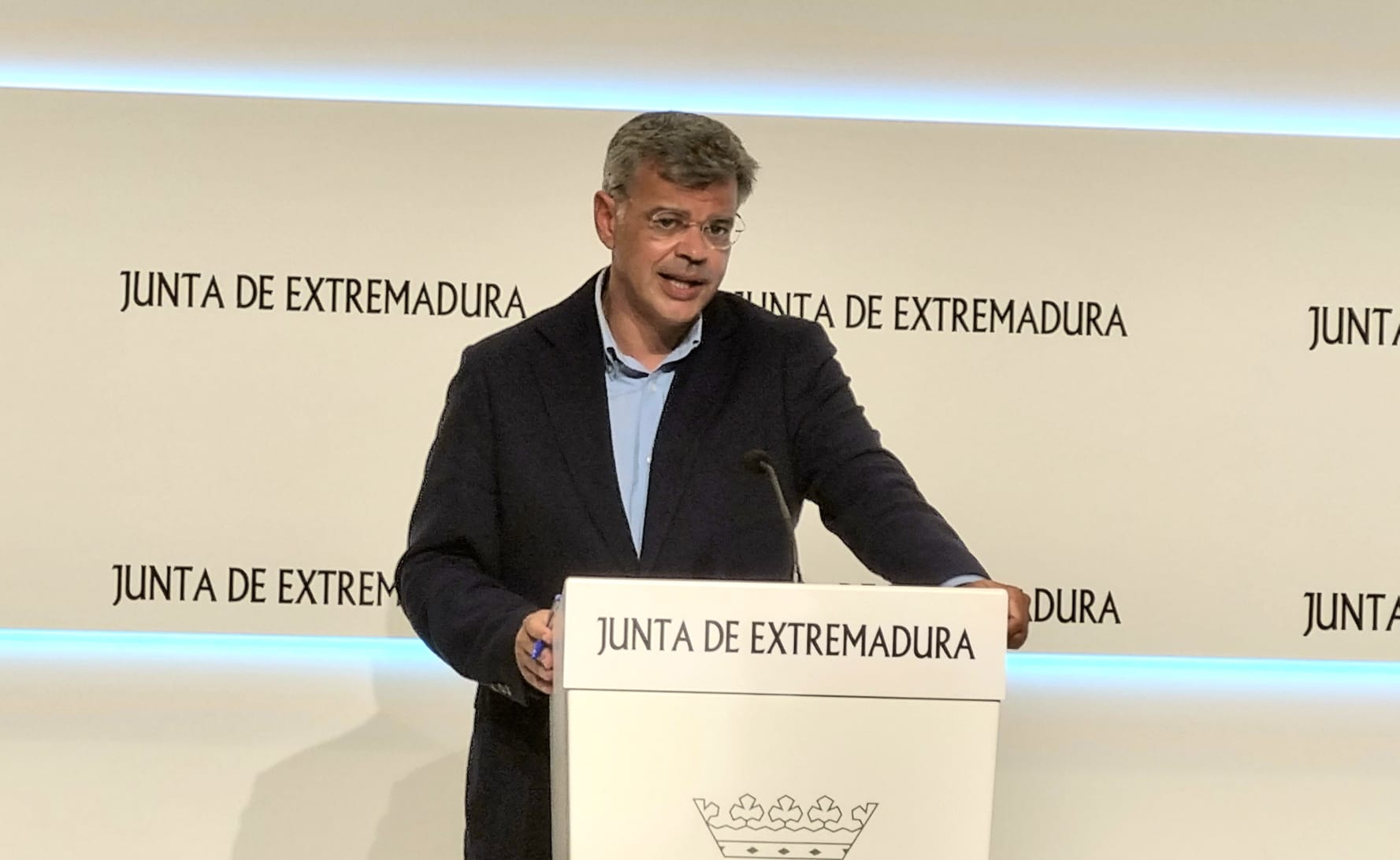 El Consejo de Gobierno aprobaba un convenio para el desarrollo del plan de empleo local y la obra de acceso al aeropuerto de Badajoz El Consejo de Gobierno aprobaba un convenio para el desarrollo del plan de empleo local y la obra de acceso al aeropuerto de Badajoz
