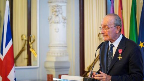 El alcalde de M&aacute;laga recibe la distinci&oacute;n de Oficial Honorario de la Orden del Imperio Brit&aacute;nico