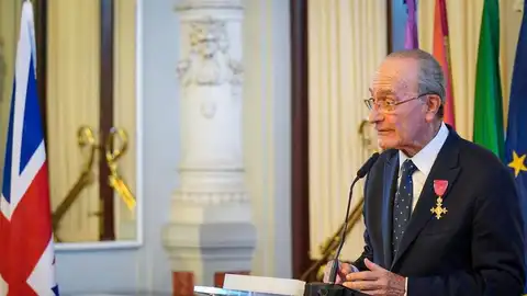 Francisco de la Torre El alcalde de Málaga recibe la distinción de Oficial Honorario de la Orden del Imperio Británico