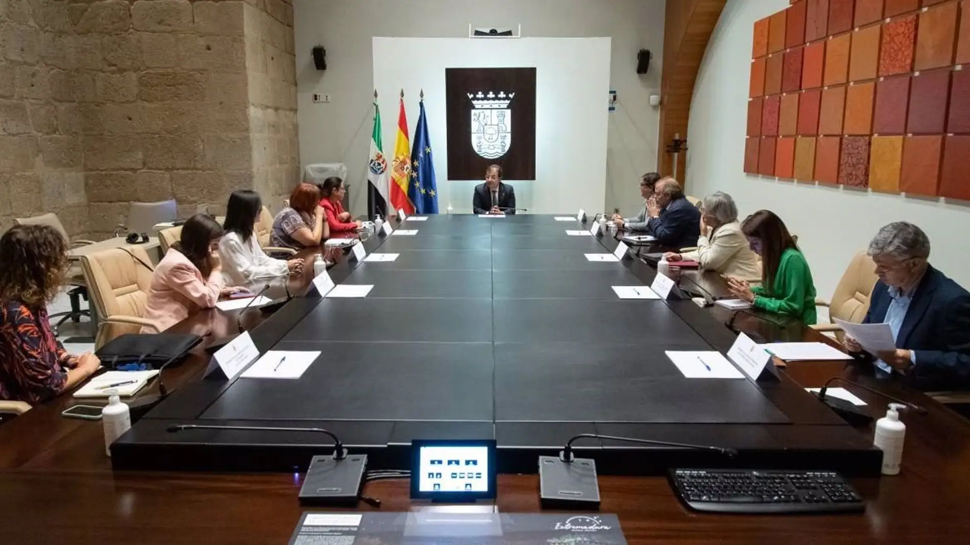 La Junta concede 1,3 millones al Ayuntamiento de Cáceres para construir dos aparcamientos "disuasorios"