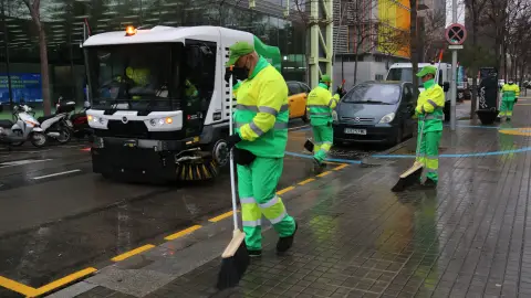 Els treballadors de la neteja de Barcelona amenacen amb fer vaga durant les festes de La Mercè Els treballadors de la neteja de Barcelona amenacen amb fer vaga durant les festes de La Mercè