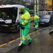 Els treballadors de la neteja de Barcelona amenacen amb fer vaga durant les festes de La Mercè