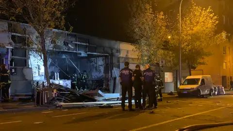 Dos heridos graves tras la explosión de un bar por una fuga de gas en Carabanchel