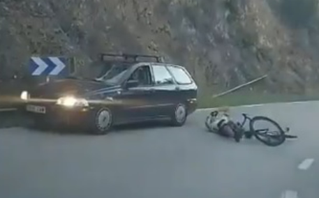 El vídeo viral en que un ciclista provoca un accidente y es multado con 500 euros El vídeo viral en que un ciclista provoca un accidente y es multado con 500 euros