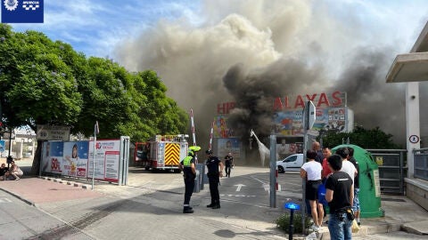 Un incendio arrasa un comercio en el Cruce de Las Atalayas en Murcia Un incendio arrasa un comercio en el Cruce de Las Atalayas en Murcia