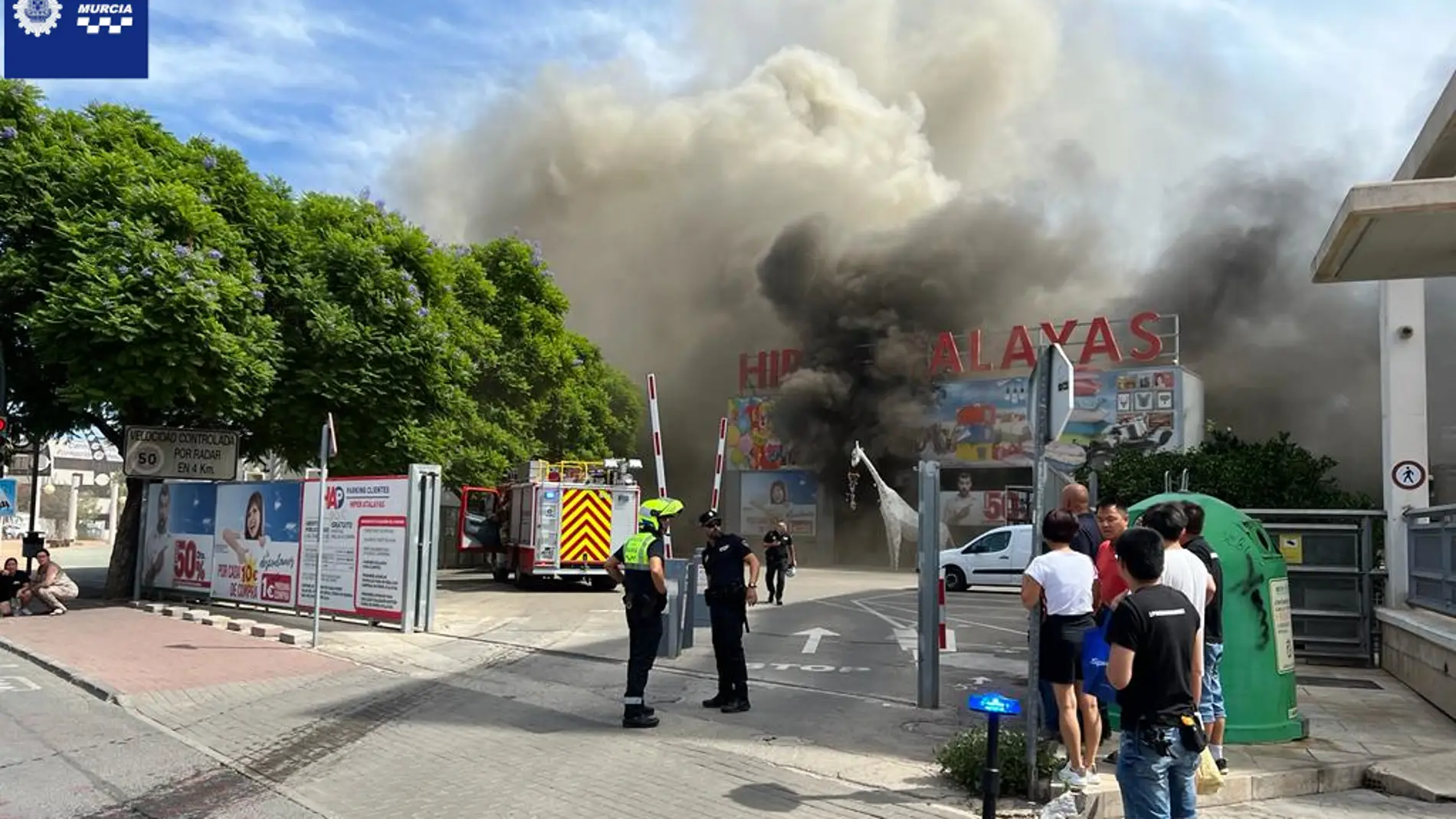Un incendio arrasa un comercio en el Cruce de Las Atalayas en Murcia