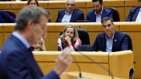 Pedro S&aacute;nchez escucha la intervenci&oacute;n de Feij&oacute;o