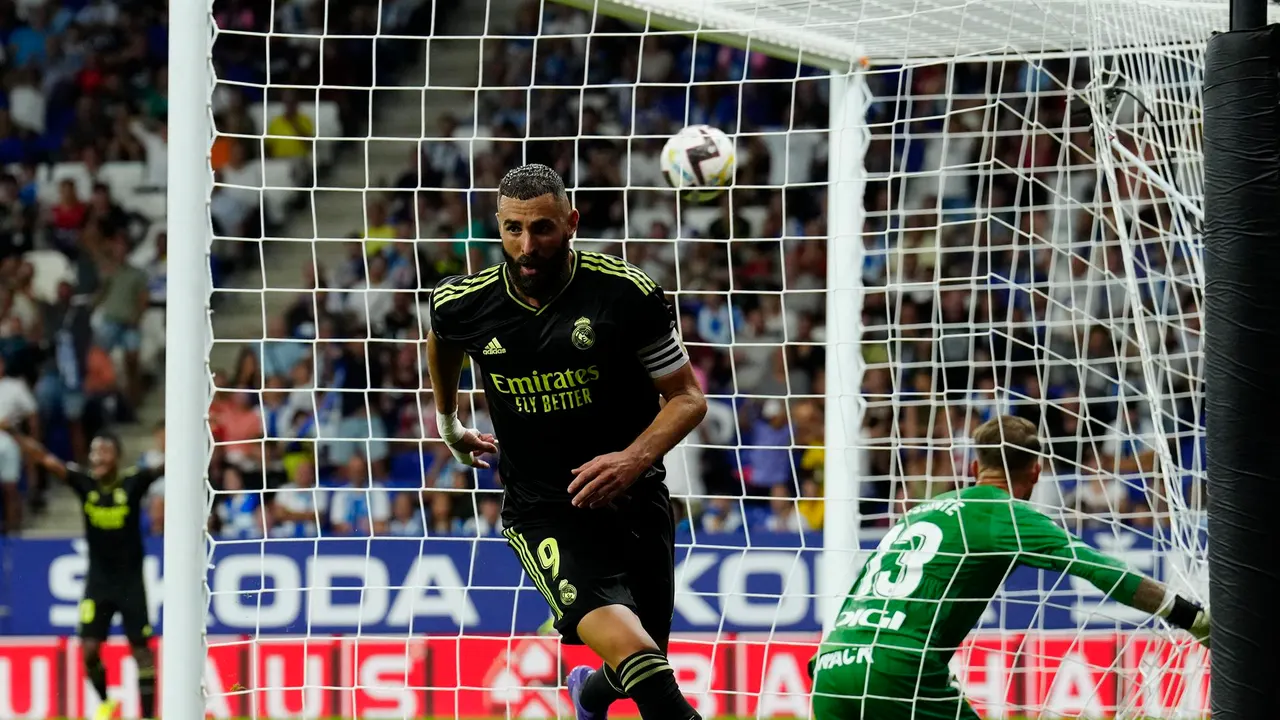Benzema celebra uno de sus goles con el Real Madrid.