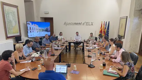 Reunión del equipo de gobierno de PSOE y Compromís en el Ayuntamiento de Elche. 