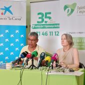 La presidenta del Teléfono de la Esperanza en Baleares, Antonia Serra, y el portavoz, Lino Salas.