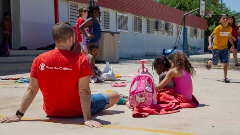 Niños en un patio de colegio 