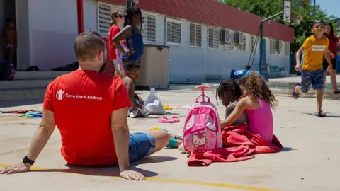 Niños en un patio de colegio Niños en un patio de colegio