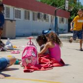 Niños en un patio de colegio 