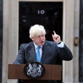 El todavía primer ministro británico, Boris Johnson, se despide de Downing Street.