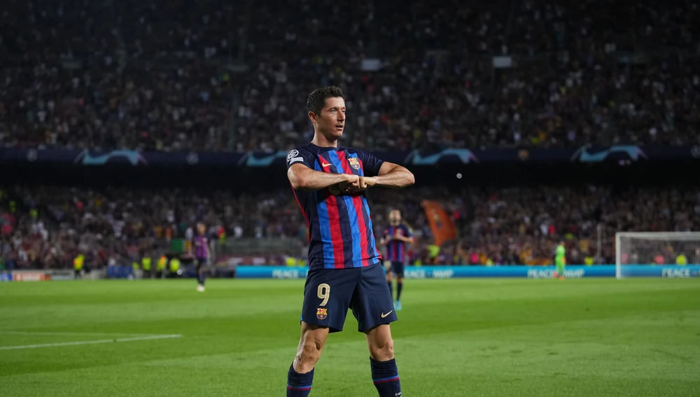 Lewandowski celebra un gol del Barça en el Camp Nou