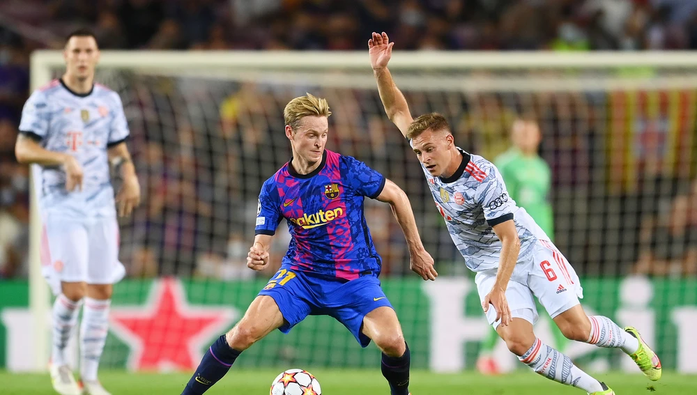 De Jong disputa un balón con Kimmich en el Barça - Bayern de la temporada 21-22