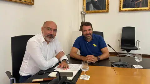 El conseller de Transición, Turismo y Deportes del Consell de Mallorca, Andreu Serra, recibe al director general del Palma Futsal, José Tirado