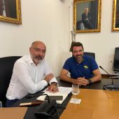 El conseller de Transición, Turismo y Deportes del Consell de Mallorca, Andreu Serra, recibe al director general del Palma Futsal, José Tirado